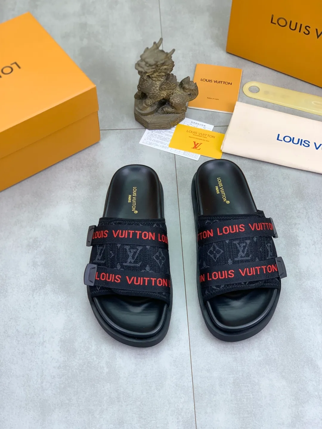 Men's shoes 💰P320💰【New style】🆘 Original quality 【LOUIS VUITTON】The popular Louis Vuitton LV men's slippers on the official website are on sale simultaneously! Original fabric imported from Italy, original factory special supply, code number: 38-44 (45 customized), many colors available